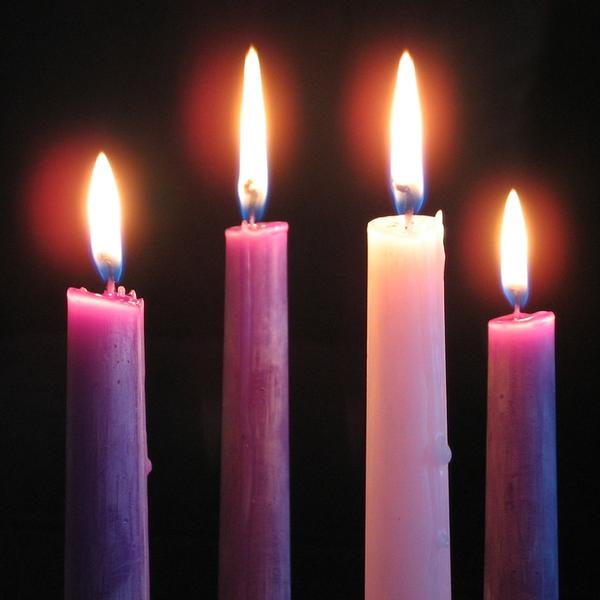 Advent wreath with lit candles, licensed for reuse, Alex Harden, Flickr