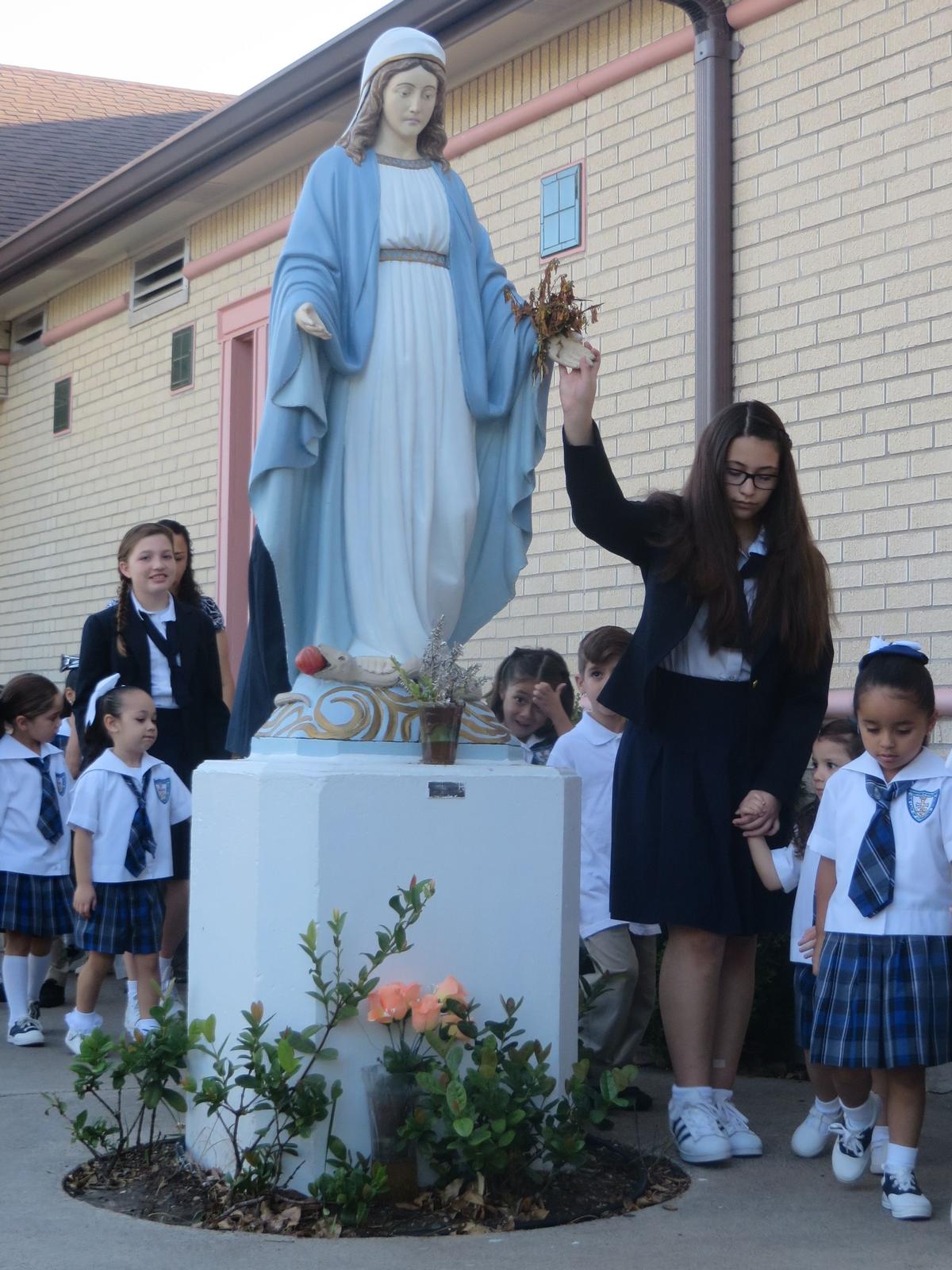 OLS Students Honoring Mary
